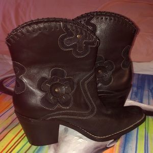 Black leather cowgirl boots